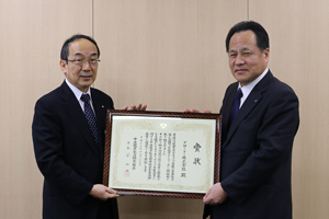 Receiving the award certificate from Executive Officer Nishitani  from Hyogo Vocational Ability Development Association
