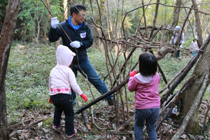 Making small forestal-residences between parents and children