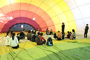 Lecture given in a balloon at the gymnasium
