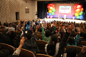 Children answering questions by raising their hands