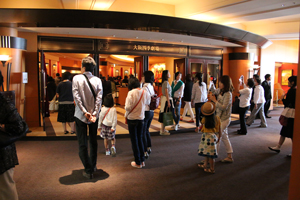A lot of family visited the theatre.