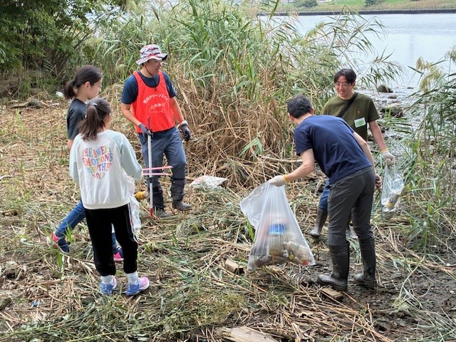 Clean-up along the Arakawa riverbank