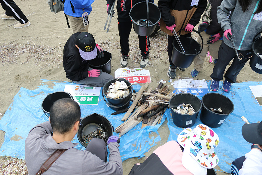 Sorting collected marine debris